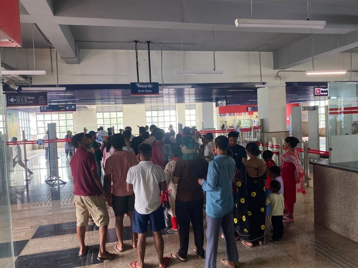 Aashishbihar's tweet photo. एक समय कहा जाता था कि पटना मेट्रो में कौन सफर करेगा, यह कभी सफल नहीं होगी और यह "घाटे का सौदा" साबित होगी। लेकिन अब तस्वीर बदलती दिख रही है।

बीच शहर में मलाही पकड़ी मेट्रो स्टेशन शुरू होने के बाद बड़ी संख्या में लोग मेट्रो से सफर कर रहे हैं। कोई अपने काम से निकल रहा है, कोई बाजार जा रहा है, कोई दोस्तों और परिवार से मिलने, तो कई लोग पहली बार पटना मेट्रो का अनुभव लेने पहुंच रहे हैं।

जैसे-जैसे मेट्रो शहर के बीच तक पहुंच रही है, वैसे-वैसे यात्रियों की संख्या भी बढ़ रही है। इससे साफ है कि लोग इस सुविधा को अपना रहे हैं और रोजमर्रा के सफर में इसका इस्तेमाल कर रहे हैं।

जो लोग कभी कहते थे कि पटना मेट्रो नहीं चलेगी, अब उन्हें बढ़ती भीड़ ही जवाब दे रही है। यह सिर्फ शुरुआत है। आने वाले समय में नेटवर्क का विस्तार होगा तो और अधिक लोग इसका लाभ उठाएंगे।

पटना बदल रहा है, और उसके सफर का तरीका भी। 🚆

#Patnametro #Patna #Bihar