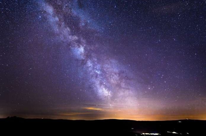 explorespacegv's tweet photo. Scientists analyzed 100,000 stars and found something unexpected: star ages decrease as you move out from the galactic center then suddenly reverse. 

That U-shaped flip in the data marks the true edge of where the Milky Way is still building itself, 40,000 light-years out. https://t.co/N0won5dzx7