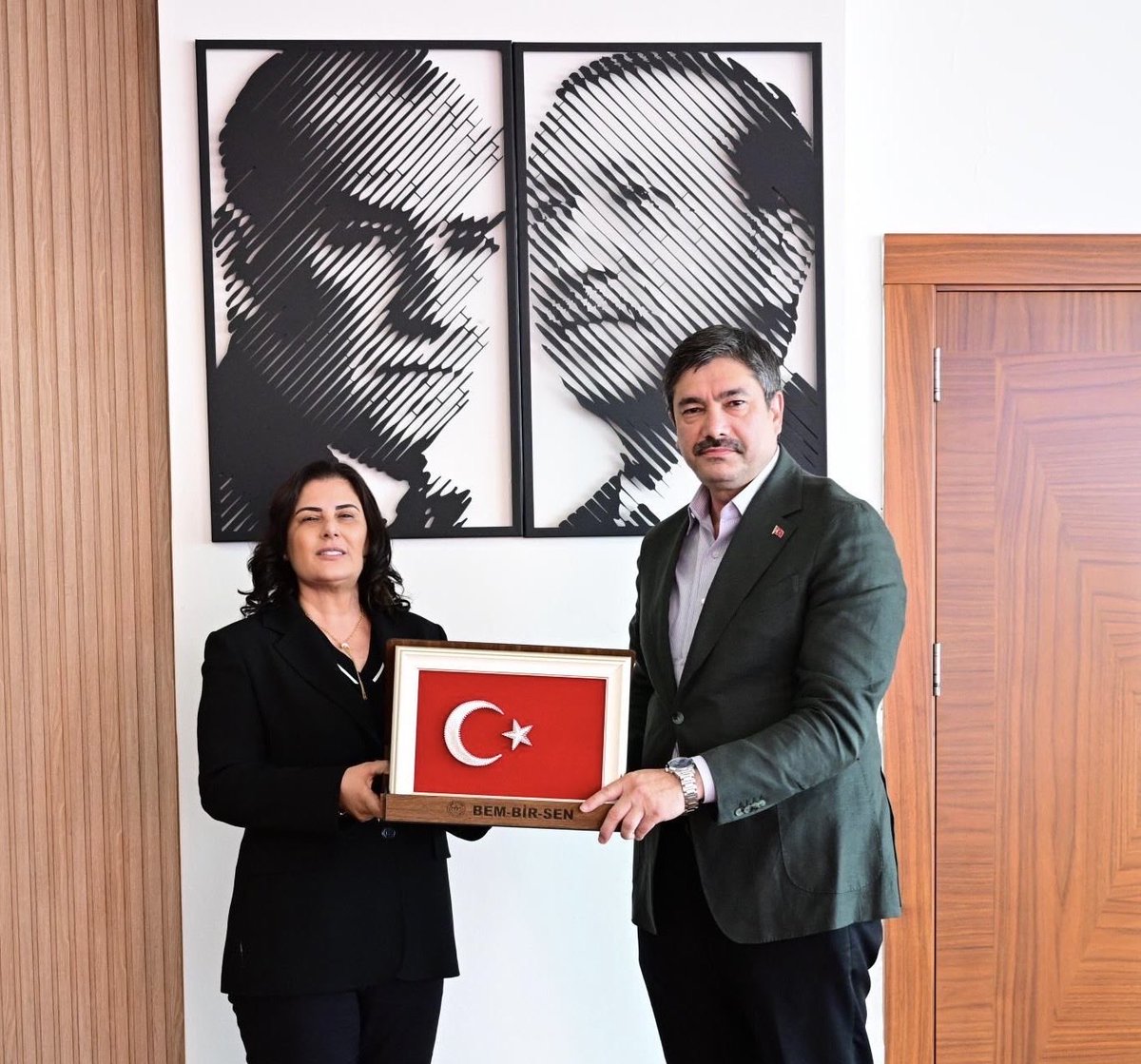 Bem_Bir_Sen's tweet photo. Genel Başkanımız 
Levent Uslu

Aydın Büyükşehir 
Belediye Başkanı 
Özlem Çerçioğlu’nu ziyaret ederek, çalışma hayatı, yerel yönetimler ve gündeme dair istişareler gerçekleştirdi. 

Ziyarete  Aydın İl Başkanımız
Ali Aygül ile Yönetim Kurulu ve İşyeri Temsilcilerimiz katılım sağladı. 

@OZLEM_CERCIOGLU
@AydinBuyuksehir 
@baskann09