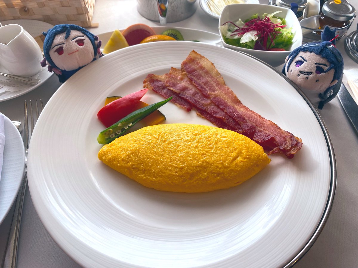 _enra's tweet photo. 昨日の朝食♪
今回も朝食付きで宿泊の予約入れてたんだけど、ビュッフェかルームサービスか選べたので二日目はルームサービスでお願いしてみた…！

アメリカンブレックファースト
色々好きな様に選択して頼めたので良かった。美味しいし、周り気にせず部屋でゆっくり食べれるの最高だな？ https://t.co/fGTjL5QCcQ