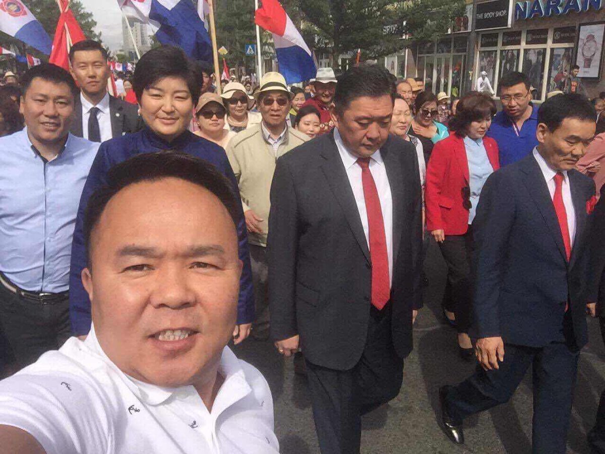 OnlyinMongolia1's tweet photo. Монгол улсыг Хувийн сургааль төгссөн УИХ гишүүд, дарга долоосон алиалагч долдойнууд, тэрбум 300 саяын G Class унасан хөдөөний тархи угаагч сэтгүүлчид, боловсролгүй бөхчүүд сүйрүүлж мөхөөж байна‼️‼️‼️‼️ https://t.co/Gc8D6l859a