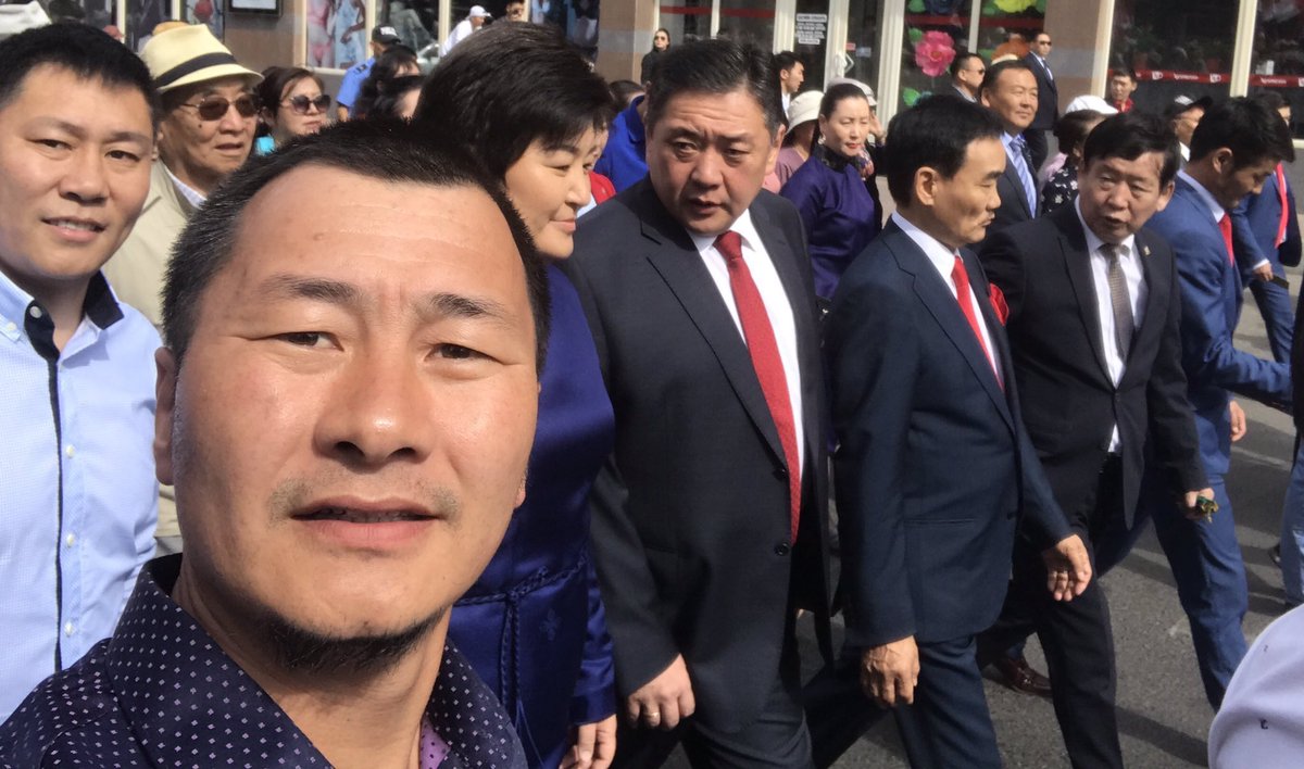 OnlyinMongolia1's tweet photo. Монгол улсыг Хувийн сургааль төгссөн УИХ гишүүд, дарга долоосон алиалагч долдойнууд, тэрбум 300 саяын G Class унасан хөдөөний тархи угаагч сэтгүүлчид, боловсролгүй бөхчүүд сүйрүүлж мөхөөж байна‼️‼️‼️‼️ https://t.co/Gc8D6l859a