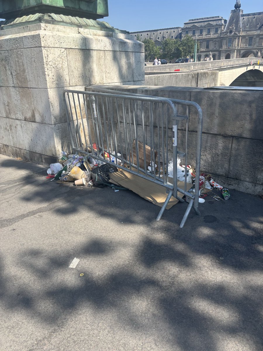 Mezourm1's tweet photo. Vous nous organisez une nouvelle belle déchèterie en face du Louvre @egregoire @MParisCentre ?
Je ne savais pas vu que ça faisait partie de votre programme mais ravi de voir que les parisiens ont été entendus https://t.co/6meyJgYRZm