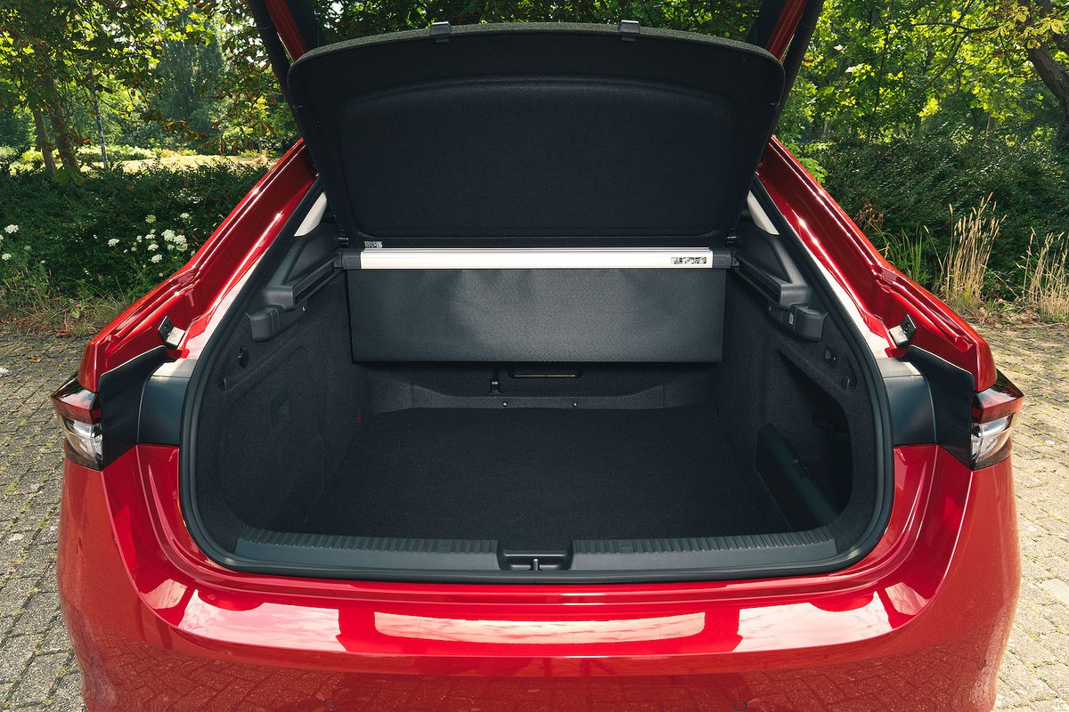 whatcar's tweet photo. Want luxury car space on a family car budget? A used Skoda Superb hatchback offers limo-like leg room and a huge boot. 🧳

Here is what to look for when buying one second-hand: https://t.co/fGDDtwgi7b https://t.co/0BWI1PdNM4