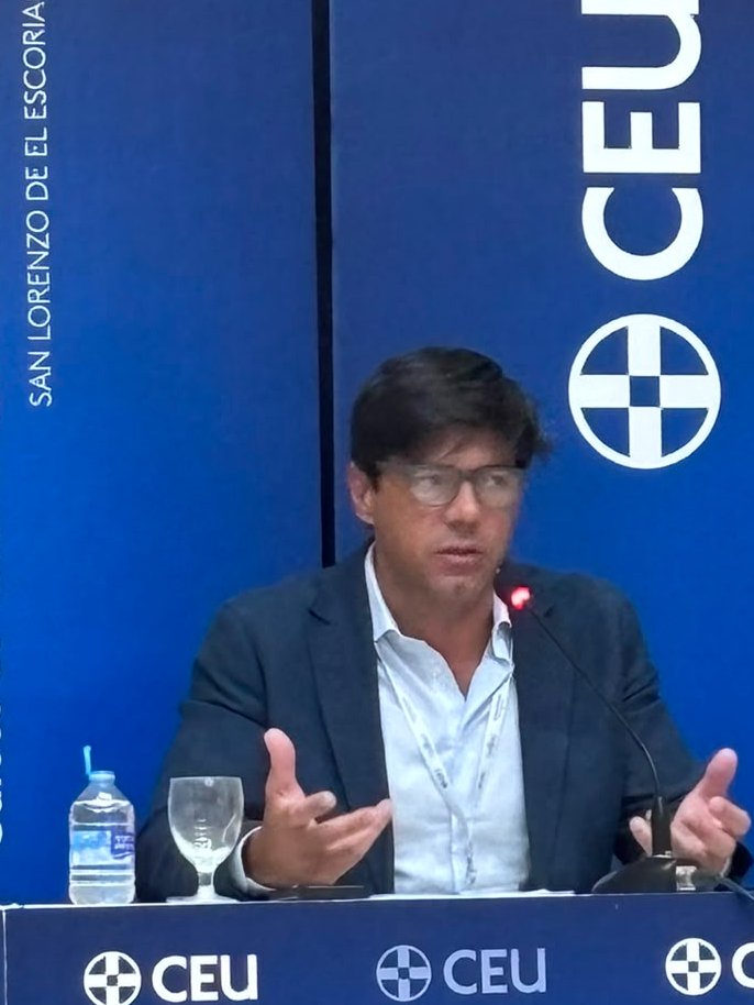 SindicatoUSO's tweet photo. En los curso de verano de @CeuSanPablus en  El Escorial #JoaquínPérez explica: "USO denunció la vulneración de la Libertad Sindical en España ante la OIT, puesto que nuestros afiliados y delegados se ven continuamente obstaculizados en el desarrollo de su labor sindical, como consecuencia de una ley obsoleta, en el caso de la Ley de Libertad Sindical del año 1985”