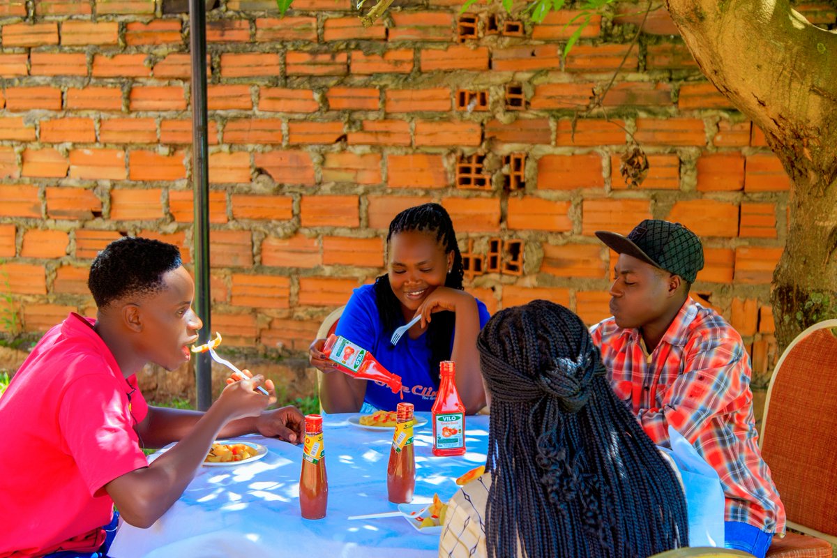 thevilofeeling's tweet photo. Ugandans, be honest 👀
When your Rolex tastes bland... whose fault is it? The chapati guy? OR your tomato sauce? 😂
Upgrade your plate with Pure Vilo Tomato Sauce 🍅
Rich. Thick.
#PureVilo #MadeInUganda #UgandaFood #RolexNation #TomatoSauce #SupportLocalUG #FoodieUG #Banter https://t.co/oihfI3JmsR