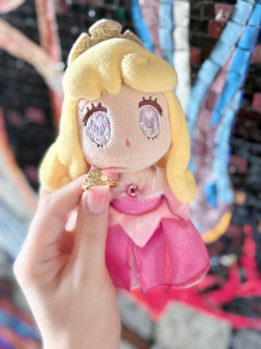 yuhina87's tweet photo. ガラスの靴でオーロラ姫のティアラの指輪売ってたの知らなかった😭

まさにこの金……て感じ
普段使いには難しい色だけど可愛すぎて購入😭👑 https://t.co/1LAGRVbEDy