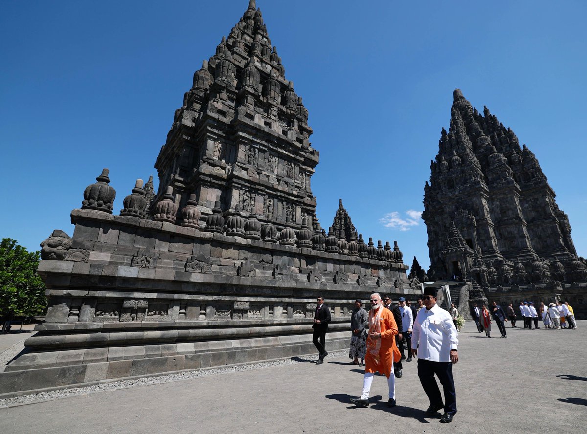 PMOIndia's tweet photo. PM @narendramodi and President @prabowo inaugurated the UNESCO World Heritage Prambanan Temple Compound Restoration and Conservation Project.

The temple continues to reflect the centuries-old civilisational and cultural connect between India and Indonesia. https://t.co/RwXUAeHA5z