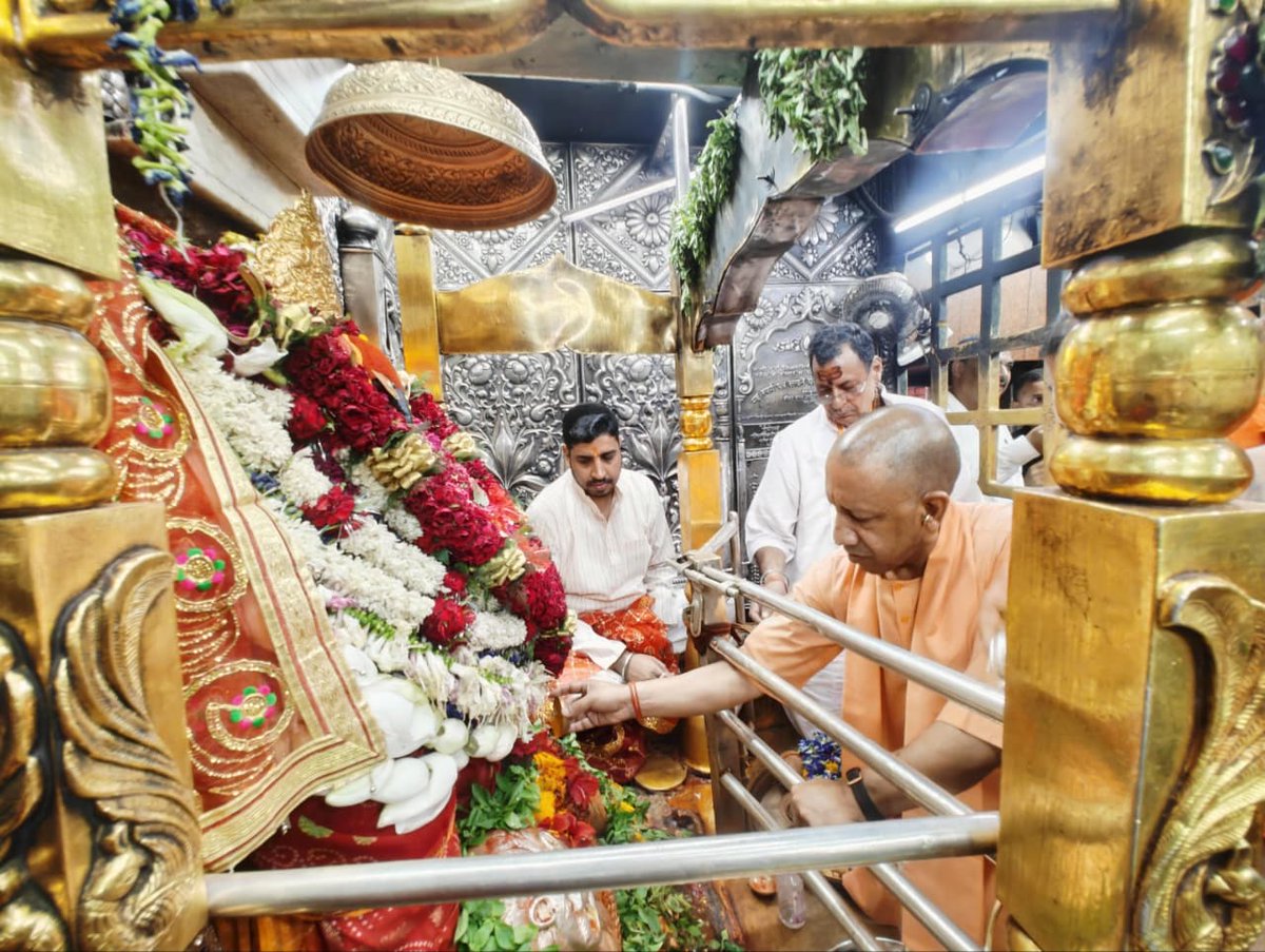 CMOfficeUP's tweet photo. नित्यतृप्ते निरुपमे भुवनेश्वरि ते नमः।

मुख्यमंत्री @myogiadityanath जी ने आज जनपद मीरजापुर में माँ विंध्यवासिनी के दर्शन-पूजन कर प्रदेशवासियों के कल्याण की कामना की। https://t.co/WElUQKejpO