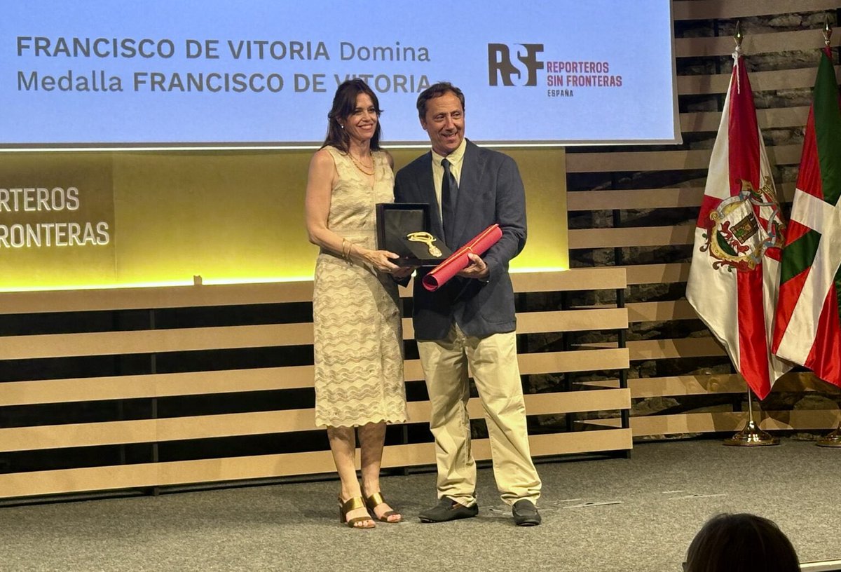 RSF_ES's tweet photo. ¡Ya tenemos la Medalla Francisco de Vitoria!
Eskerrik Asko @vitoriagasteiz @jjggalava 
“RSF no solo asiste a periodistas en riesgo; se ha convertido en pilar fundamental del derecho a la información y la libertad de prensa”. Gracias, @metxebarria_vg 🫶🏽

👉🏽 https://t.co/7wcsNCzTyv https://t.co/rATgMIWlEr