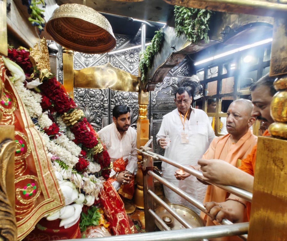 CMOfficeUP's tweet photo. नित्यतृप्ते निरुपमे भुवनेश्वरि ते नमः।

मुख्यमंत्री @myogiadityanath जी ने आज जनपद मीरजापुर में माँ विंध्यवासिनी के दर्शन-पूजन कर प्रदेशवासियों के कल्याण की कामना की। https://t.co/WElUQKejpO