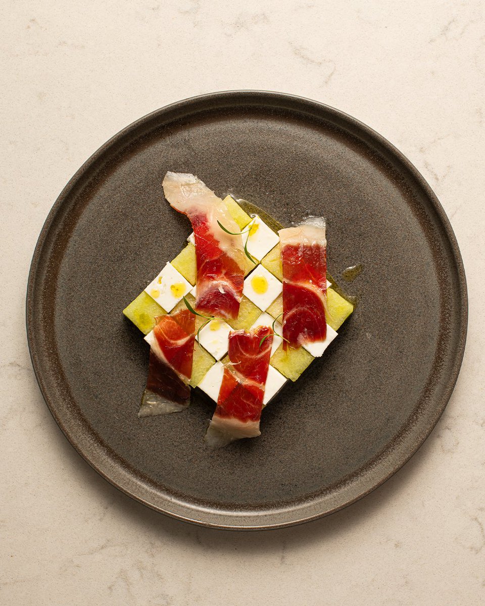 JamonJoselito's tweet photo. Os traemos una combinación muy española y realmente inrresistible:
Melón, queso fresco y Jamón Joselito.
La receta ideal para este verano.
#jamonjoselito #joselito #jamon https://t.co/i2HygNev6U