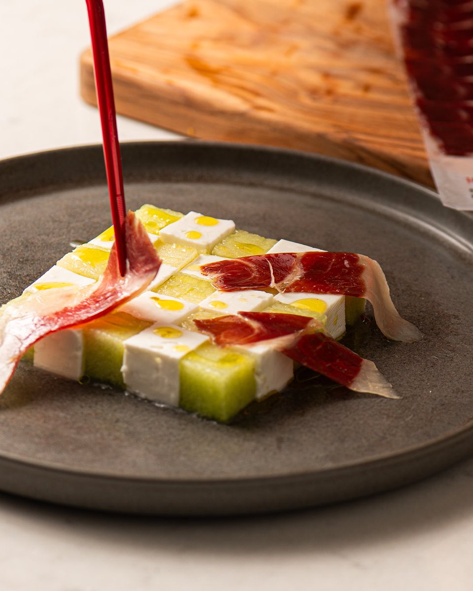 JamonJoselito's tweet photo. Os traemos una combinación muy española y realmente inrresistible:
Melón, queso fresco y Jamón Joselito.
La receta ideal para este verano.
#jamonjoselito #joselito #jamon https://t.co/i2HygNev6U