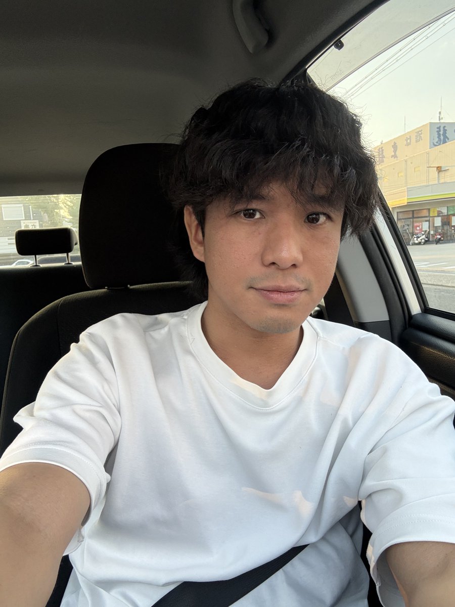 0222kusk's tweet photo. ひっっっっっっっっっさしぶりの定時でうれしょんしそうだけど明日5時おきの顔 https://t.co/aHfWPGU91f