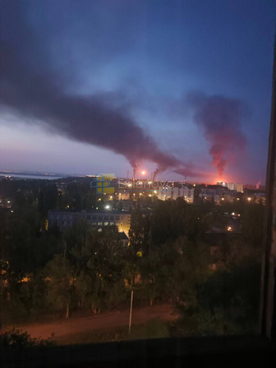 JayinKyiv's tweet photo. Another unlucky victim of Ukraine's overnight Russian refinery massacre, Rosneft's Saratov refinery, with a capacity of 140,000 barrels/day. This facility is also a key pipeline juncture for transport of both oil and gas. https://t.co/ODYQjNpm67