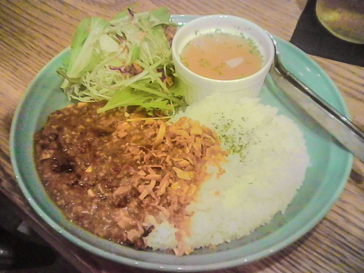 KANTAN_BGCAFE's tweet photo. 店長のもんもです。

自分のところの料理をあんなに美味しそうに撮って頂けたのに、こちらはおもちゃカメラの写真しかなく申し訳……。

アソビCafeさんにやっといけました、ルーローハンもカレーもリトルケイブのそれと全く味の系統が違いながら美味しいです。

きっとガパオライスも。

#ボドめし部 https://t.co/aYpE5Mfrlb