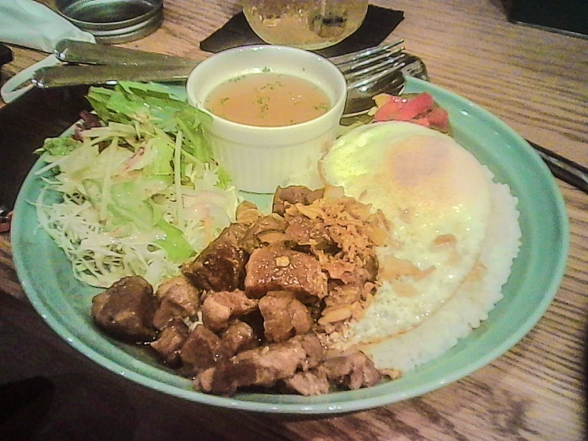KANTAN_BGCAFE's tweet photo. 店長のもんもです。

自分のところの料理をあんなに美味しそうに撮って頂けたのに、こちらはおもちゃカメラの写真しかなく申し訳……。

アソビCafeさんにやっといけました、ルーローハンもカレーもリトルケイブのそれと全く味の系統が違いながら美味しいです。

きっとガパオライスも。

#ボドめし部 https://t.co/aYpE5Mfrlb
