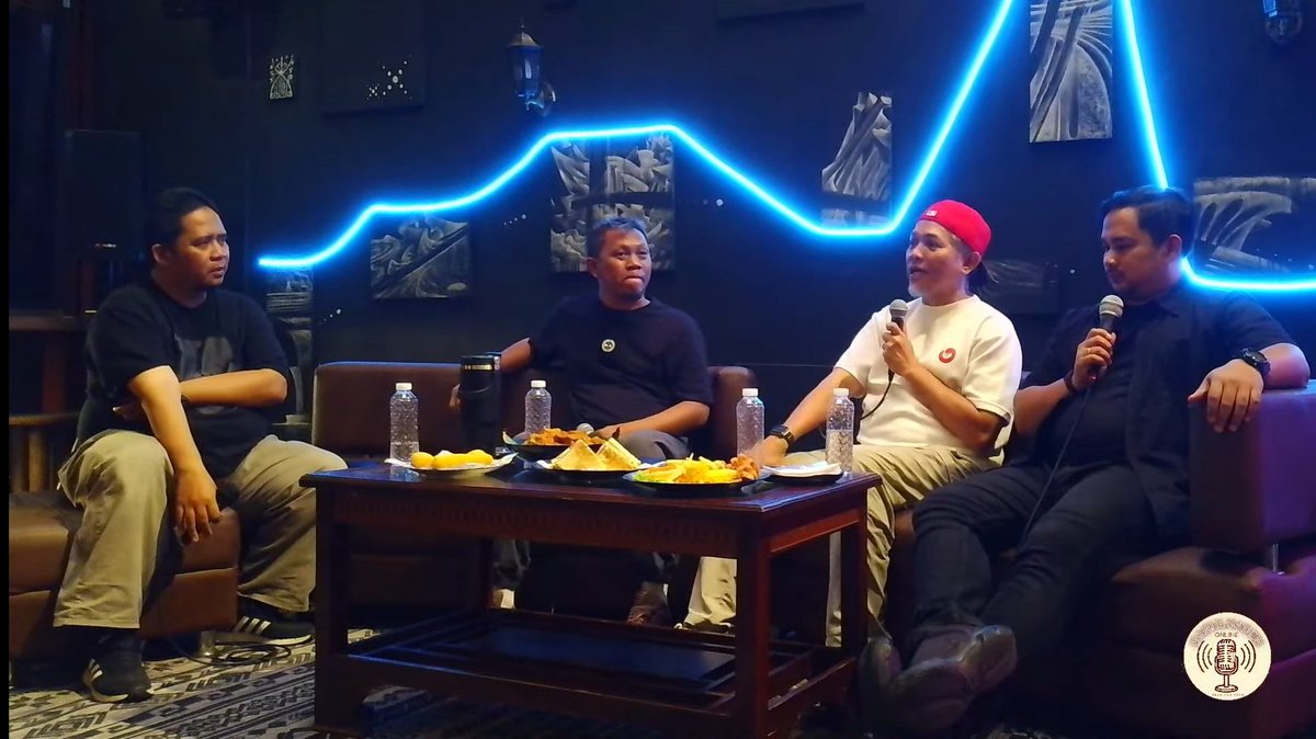 elpelahap's tweet photo. Setelah saya putar obrolan panjang bareng Bung Ibam @ibamhariri (Pandit Sepak Bola Nasional), Pak Yoga @rskuntowiyoga (Sports Marketer, eks Pengelola Simamaung), dan Kang Mungki @omgitsmungki (Founder Bandung Football) di Channel "Kabulhaden Online" beberapa waktu lalu, saya sadar perbandingan ini terlalu cepat berhenti di permukaan. 

𝙎𝙀𝘽𝙐𝘼𝙃 𝙐𝙏𝘼𝙎.