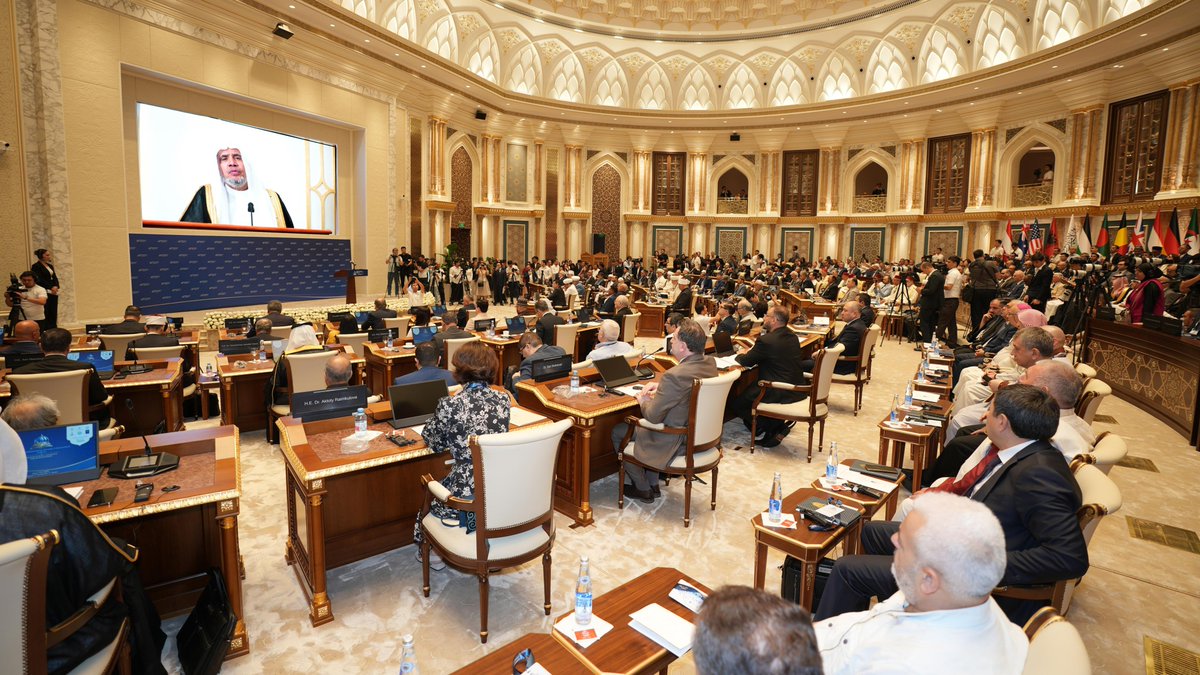 MWLOrg's tweet photo. في العاصمة الأوزبكيّة "طشقند"، وبحضورِ نحو 300 متحدثٍ من 40 دولةً حولَ العالَم:
شاركَ معالي الأمين العام، رئيسُ هيئة علماء المسلمين، فضيلةُ الشيخ د.#محمد_العيسى @MhmdAlissa، بـ"كلمةٍ مُتَلفَزة" في الجلسة الافتتاحية للمنتدى الإسلامي الدولي الأول "الحضارة الإسلامية: طريقُ السّلام والتّسامُح والتّنوير"، الذي يحظى برعاية فخامة رئيس جمهورية أوزبكستان، السيد شوكت ميرضيائيف، وبتنظيمٍ مُشترَكٍ بين منظمة العالَم الإسلامي للتربية والعلوم والثقافة (إيسيسكو)، ومركز الحضارة الإسلامية في أوزبكستان.