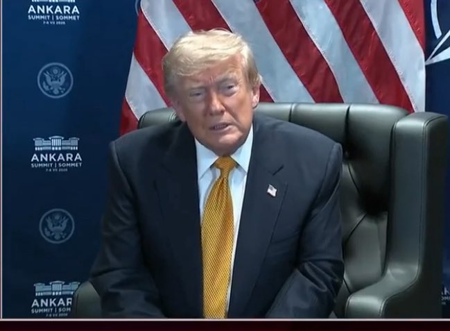 KadikoyMedya_'s tweet photo. ABD Başkanı Donald Trump:

“Türk futbolunu yakından takip ediyorum. Özellikle Fenerbahçe’yi destekliyorum. Yıllar önce bana çok güzel bir Fenerbahçe forması hediye etmişlerdi, onu hâlâ evimde özenle saklıyorum.” https://t.co/reuxxv82oS