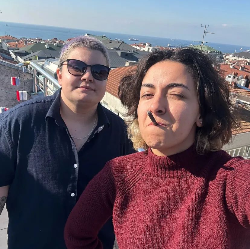 GKaraman77252's tweet photo. "Bordo kazağın varmı diliş: demiştim. "nee yoksa bana mı vereceksin o beğendiğim kazağını" demiştin. O  hiç büyümeyen çocuksu sevincinle hemen giyinmiştin. Terasa çıkıp çay içmiştik arkadaşınla. Bu fotoğraf o günden. İçimde ki yaşam sevincim yok  artık. https://t.co/DhV2nknziu