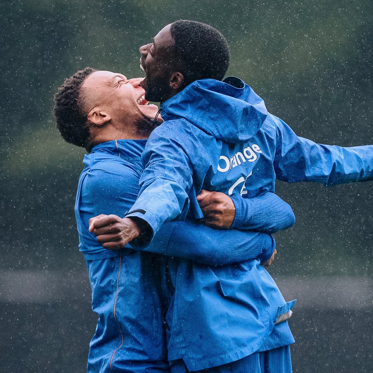 lnstantFoot's tweet photo. Kylian Mbappé se régale avec ses coéquipiers. 😄🇫🇷

📸 @equipedefrance https://t.co/l1GCtqOY38