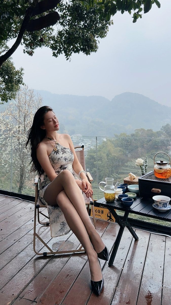 SEOSerives67's tweet photo. 雾气里的茶山，像一幅走不出的水墨画。
穿上这件竹叶裙，坐在云里发呆，风一吹就忘了时间。
原来生活可以这么安静又惊艳�� #茶山旅拍 #竹叶裙 #雾里看山 #治愈系风景 #穿搭日记 https://t.co/QFCUbhzGmW