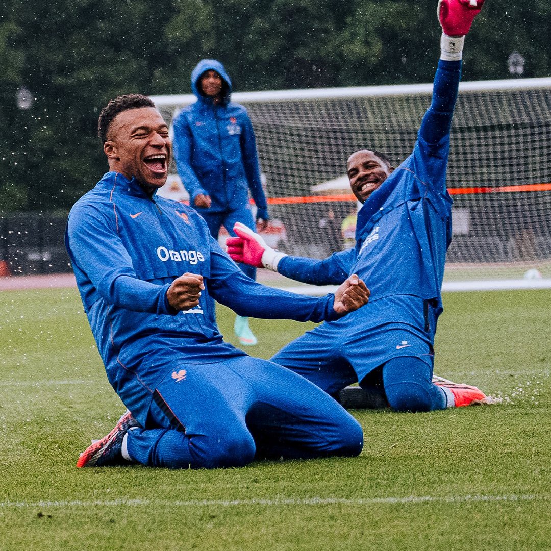 lnstantFoot's tweet photo. Kylian Mbappé se régale avec ses coéquipiers. 😄🇫🇷

📸 @equipedefrance https://t.co/l1GCtqOY38