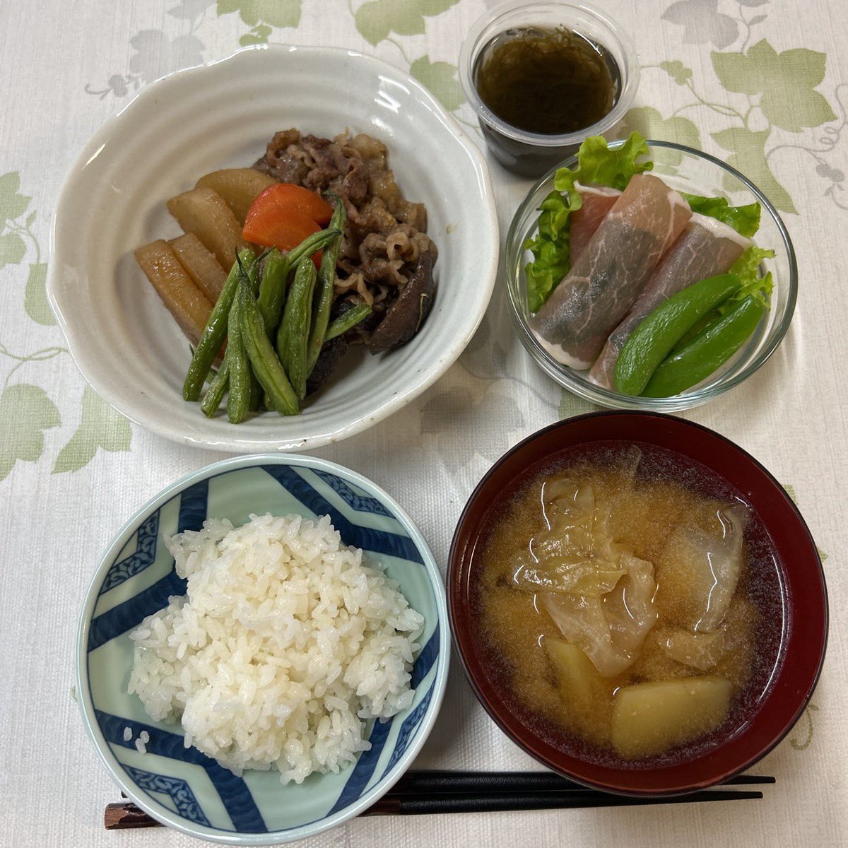_tuker's tweet photo. ごはん・味噌汁・煮物・生ハムと野菜・もずく酢 #dinner #夕飯 https://t.co/oPLbWdPM0L