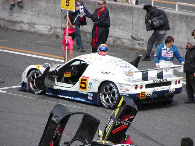 flatouthp's tweet photo. 翌年2003年からマッハ号はVEMAC RD320RにスイッチこのマシンはR&amp;Dスポーツのワークス車両の元62号車
こんな深い紺色だったのかもっと明るい色と記憶していたが？
#f1 #f1jp #sformula #supergt #写真好きな人と繋がりたい ＃カメラ好きな人と繋がりたい https://t.co/6OIUiIJAcF https://t.co/Ds216PmtuD