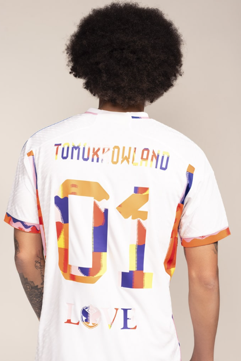 rodrigo_marciel's tweet photo. 🇧🇪 Bélgica ha convertido sus camisetas en una forma de rendir homenaje a los grandes iconos del país. Una fue dedicada a Eddy Merckx. Otra, a Tomorrowland. Más tarde llegó Tintín. Y ahora, tributo al pintor surrealista René Magritte, con el brillante guiño de "This is not a jersey", inspirado en su obra más célebre. Es una forma brillante de demostrar que una camiseta puede ser mucho más que fútbol: también puede contar la historia, la cultura y la identidad de un país cuya propia identidad nacional ha sido, en muchas ocasiones, objeto de debate.