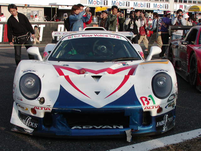 flatouthp's tweet photo. 翌年2003年からマッハ号はVEMAC RD320RにスイッチこのマシンはR&amp;Dスポーツのワークス車両の元62号車
こんな深い紺色だったのかもっと明るい色と記憶していたが？
#f1 #f1jp #sformula #supergt #写真好きな人と繋がりたい ＃カメラ好きな人と繋がりたい https://t.co/6OIUiIJAcF https://t.co/Ds216PmtuD