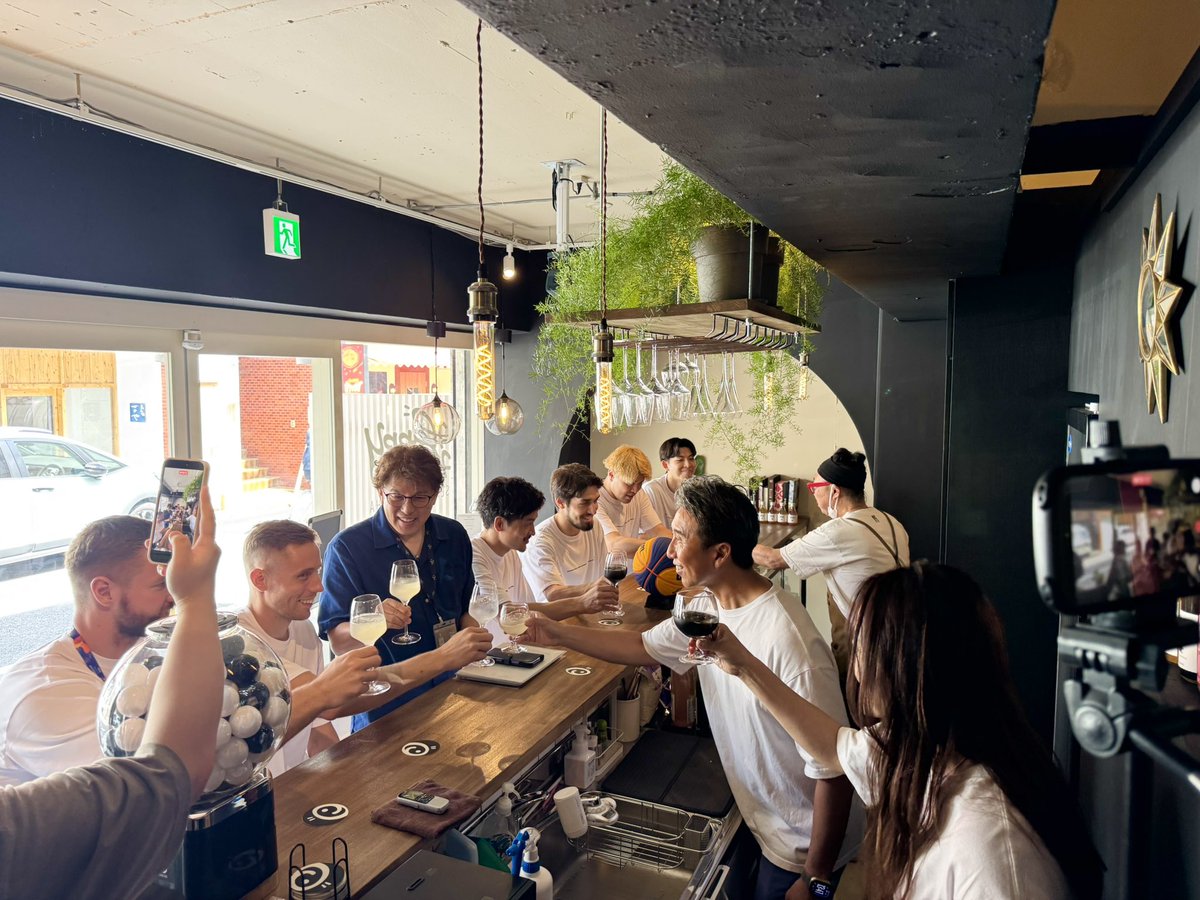 officeLANALU's tweet photo. 今日は3×3バスケットボールで活躍中、渋谷シェルフィーダの選手に普段飲んでいるKOMBUCHAについてインタビューさせてもらいました🏀🥂

トップで戦う身体のコンディショニングに発酵の力がどう関わっているのか
記事にまとめていくのでお楽しみに🤗
#HappyHakko #コンブチャ #腸活 #3x3バスケ https://t.co/7xkv7QD6cJ