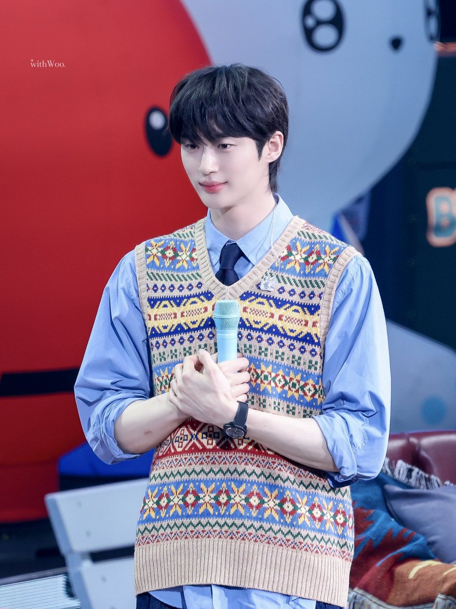 _withwooS2's tweet photo. 팬들 기다리는 모습 초카와이 얼딩 ..🫳🏻🫳🏻 https://t.co/nRwZtogPdE