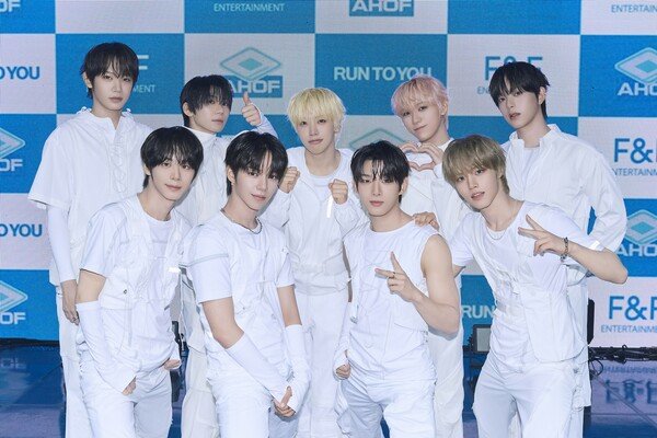 ahofnews's tweet photo. AHOF is currently trending #5 on MelOn while their title track 'RUN TO YOU' trended at #10. https://t.co/tCwoj1EcR4