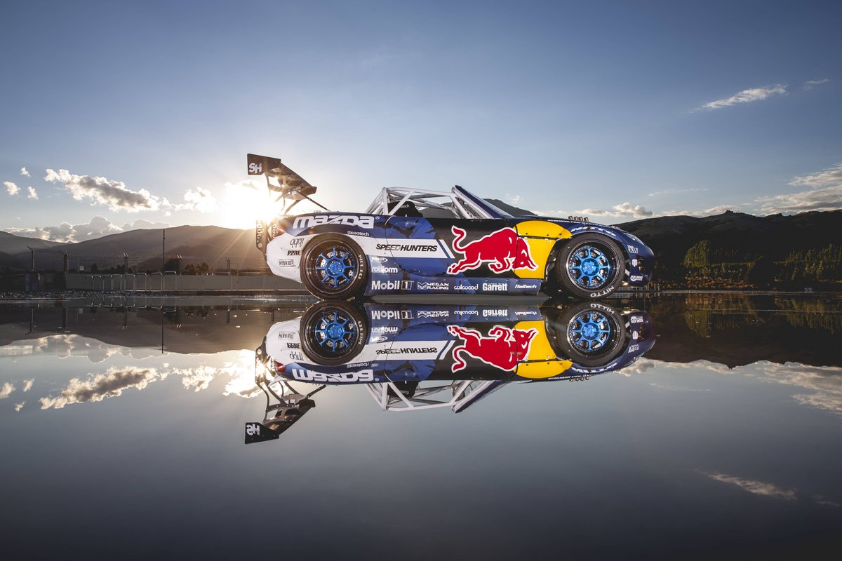 redbullmotorJP's tweet photo. マッド・マイクが作り上げるドリフトマシンは
いつだって過激でカッコいい😎

みんなのお気に入りのドリフトマシンを教えて？👀✨

#RedBull #翼をさずける #RADBUL https://t.co/5UuC9HfpYd
