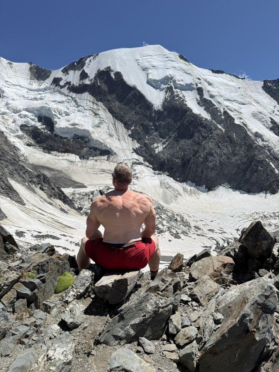 metrofour's tweet photo. Summit attempt Mont Blanc🏔️
#oliverprice #montblanc #france https://t.co/Yr42zR4ukn