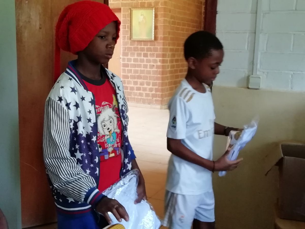 ManosUnidasONGD's tweet photo. ⚽💙 ¡Diez años transformando vidas en Angola junto a la Fundación Real Madrid! @Fun_Realmadrid 

Gracias a esta alianza y al trabajo de nuestro socio local, las Esclavas del Divino Corazón, más de 380 niños, niñas y adolescentes encuentran en el deporte una oportunidad para estudiar, aprender y crecer en una escuela sociodeportiva.

El proyecto ha contribuido a fomentar la convivencia entre jóvenes procedentes de familias retornadas de campos de refugiados de diferentes comunidades favoreciendo la convivencia pacífica en un contexto de conflicto.

Nuestro socio local lo resume así: "La escuela deportiva es una bendición".

Puedes leer la noticia aquí: https://t.co/XkkuaZ2T0M

#AlimentaLaPaz