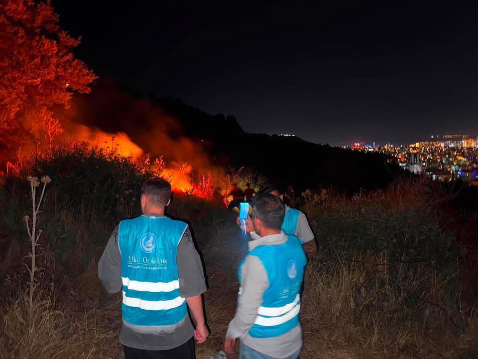 Ulku_Ocaklari's tweet photo. 📍İZMİR 

Ülkü Ocakları İzmir İl Başkanlığı tarafından, İzmir/Karşıyaka Örnekköy’de meydana gelen yangında devletimizin ilgili kurumlarıyla koordinasyon sağlanarak; yardım çalışmalarında bulunuldu. https://t.co/0HxAa3zL3q