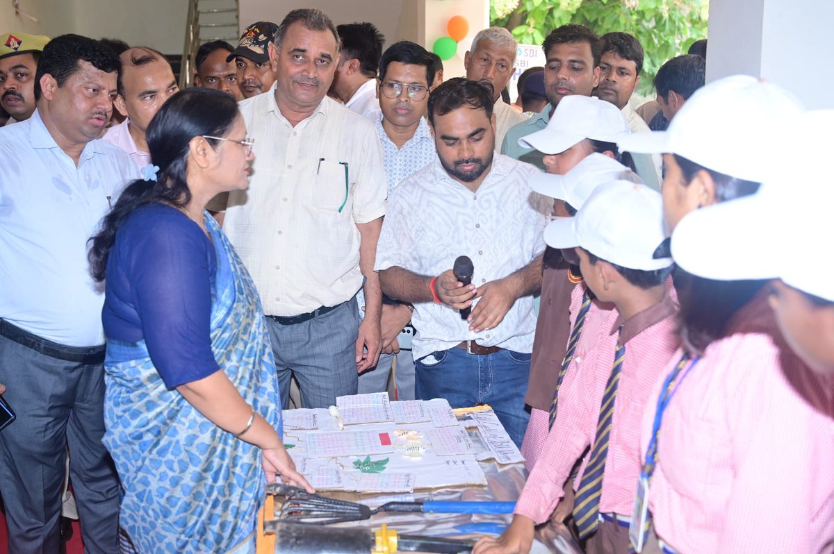 basicshiksha_up's tweet photo. देवरिया: विकासखंड देसही में आयोजित 'मुख्यमंत्री शिक्षक कैशलेस चिकित्सा योजना' के अंतर्गत कैशलेस चिकित्सा कार्ड वितरण समारोह में माननीय राज्य मंत्री ग्राम्य विकास श्रीमती @VijayLaxmiMLA जी ने बच्चों द्वारा तैयार टीएलएम का अवलोकन किया तथा उनके नवाचार, रचनात्मकता एवं प्रयासों की सराहना की। 
#SwasthShikshakUP #DBTforUPBasic #SchoolEducation #SamagraShiksha #BasicEducationUP #BasicShikshaUP
@UPGovt @CMOfficeUP @myogiadityanath
@thisissanjubjp @EduMinOfIndia