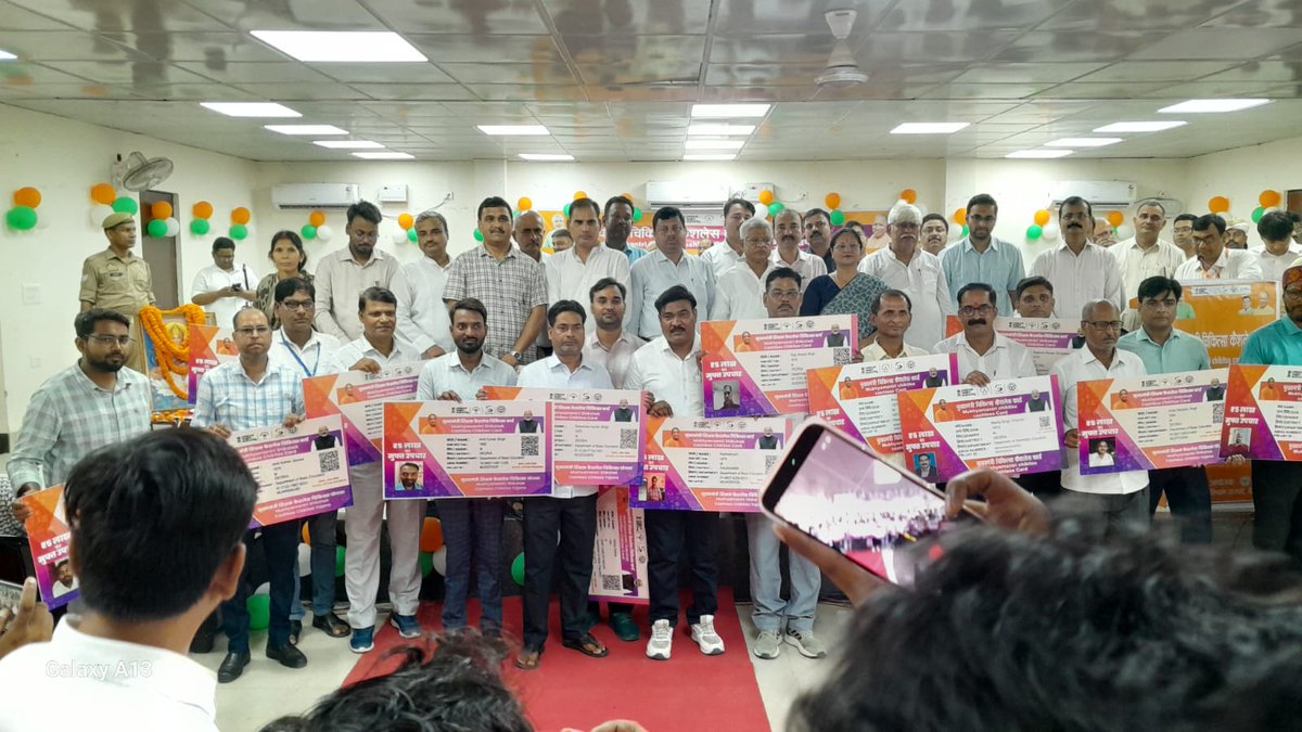 basicshiksha_up's tweet photo. देवरिया: विकासखंड देसही में आयोजित 'मुख्यमंत्री शिक्षक कैशलेस चिकित्सा योजना' के अंतर्गत कैशलेस चिकित्सा कार्ड वितरण समारोह में माननीय राज्य मंत्री ग्राम्य विकास श्रीमती @VijayLaxmiMLA जी ने बच्चों द्वारा तैयार टीएलएम का अवलोकन किया तथा उनके नवाचार, रचनात्मकता एवं प्रयासों की सराहना की। 
#SwasthShikshakUP #DBTforUPBasic #SchoolEducation #SamagraShiksha #BasicEducationUP #BasicShikshaUP
@UPGovt @CMOfficeUP @myogiadityanath
@thisissanjubjp @EduMinOfIndia