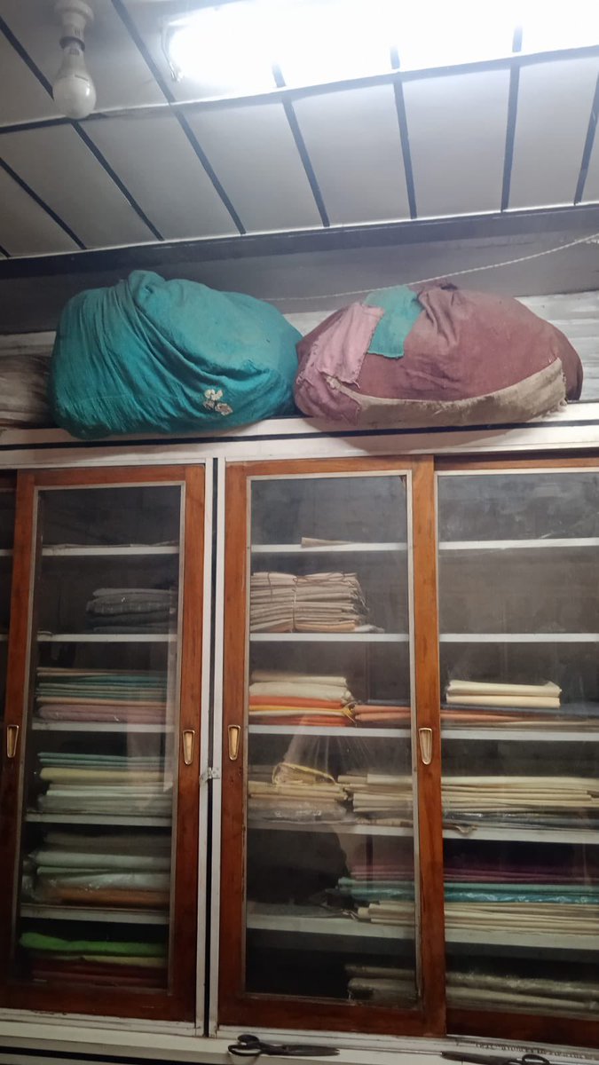 vivpan11's tweet photo. @UPKVIB @minmsme @kvicindia @GandhiAshram @PMOIndia the Gandhi Ashram, Khadi Bhandar shop, Bhelupur  Varanasi is in very bad shape .  Khadi is a national symbol . Request either close the shop or kindly maintain it properly so that it stops conveying bad image ofIndia. https://t.co/DJAzuIR2LQ