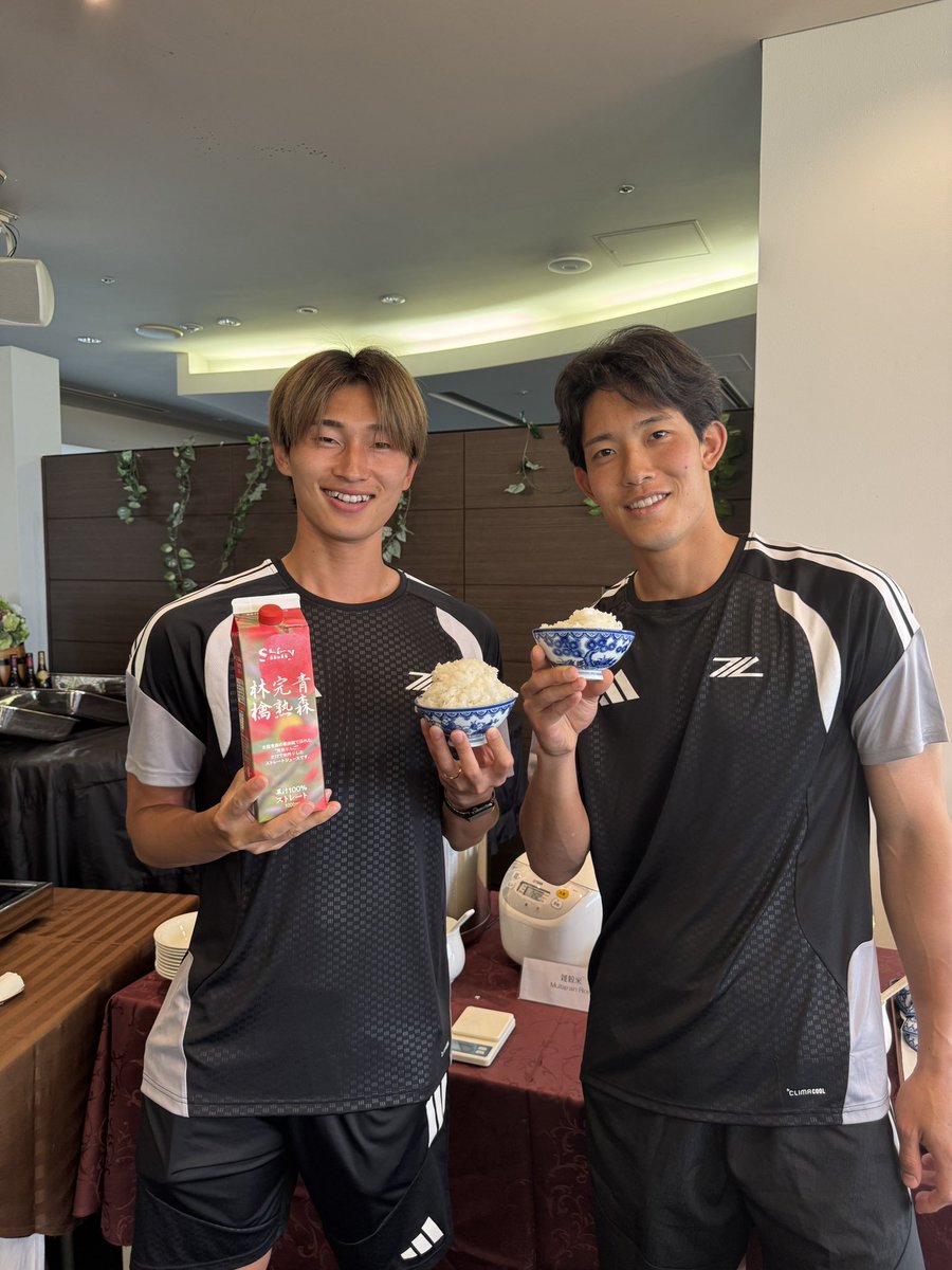 FcMachidaZelvia's tweet photo. 🔷青森ごはん🍚

青森市の皆さまから
🍎『シャイニーアップルジュース』
🌾青森県産ブランド米『青天の霹靂』
をいただきました🍽️

みんなでおいしくいただいています😋
ありがとうございます✨

#2026青森キャンプ 
#zelvia https://t.co/8yh4DrRf48