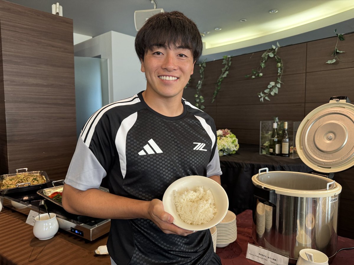 FcMachidaZelvia's tweet photo. 🔷青森ごはん🍚

青森市の皆さまから
🍎『シャイニーアップルジュース』
🌾青森県産ブランド米『青天の霹靂』
をいただきました🍽️

みんなでおいしくいただいています😋
ありがとうございます✨

#2026青森キャンプ 
#zelvia https://t.co/8yh4DrRf48