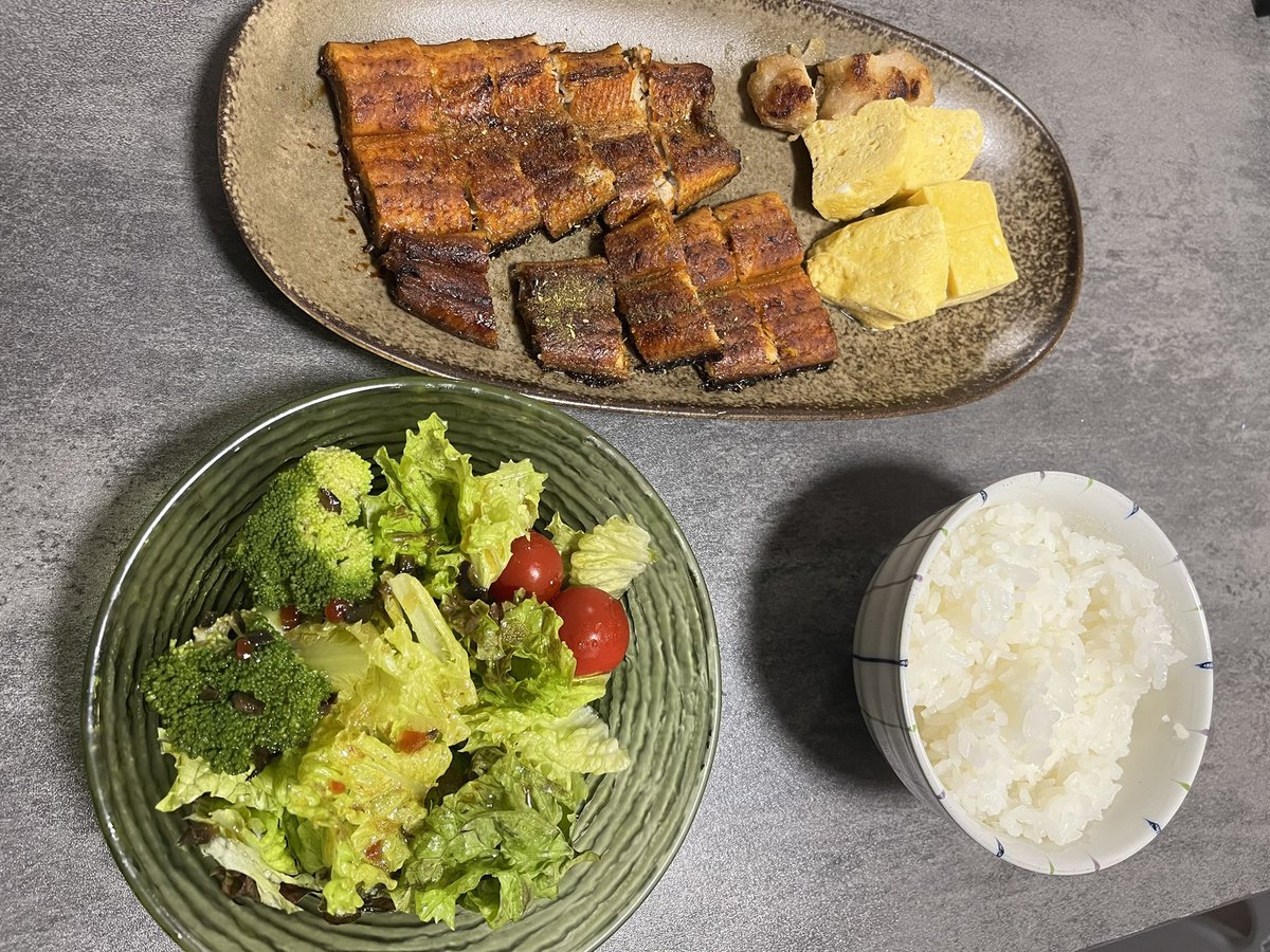 MocoFIRE0's tweet photo. #今日のごはん 

うなぎ
だし巻き卵
サラダ

うなぎは一手間でふっくら美味しくなるよ。 https://t.co/LCgmFt995w