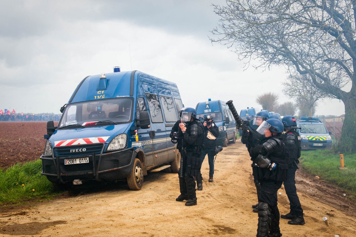 humanite_fr's tweet photo. Sainte-Soline : la Défenseure des droits appelle à des procédures disciplinaires contre les gendarmes et dénonce les défaillances de l’enquête de l’IGGN

➡️ https://t.co/6k3iYz3Dw1 https://t.co/C2zuL6YYdU