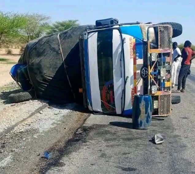 Tchad360_'s tweet photo. انقلاب شاحنة نقل ثقيلة على طريق نقورة – بوكورو بولاية الحجر اللامس..

المعلومات الأولية تشير إلى نجاة السائق ومساعده، فيما لا تزال أسباب الحادث قيد التحقيق، وسط ترجيحات بوجود حمولة زائدة.

#تشاد #الحجر_اللامس #السلامة_المرورية https://t.co/lSjjfWgzik