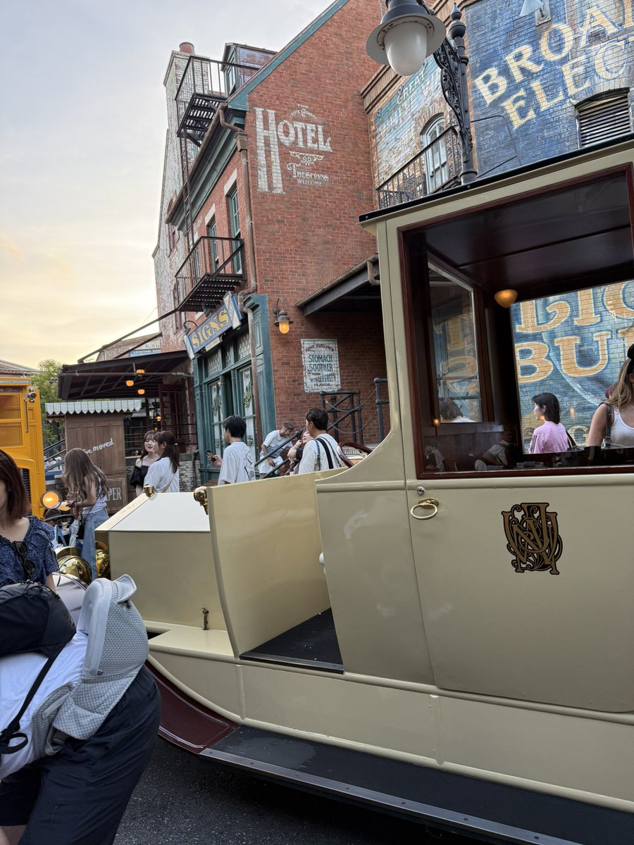 KRA_disney's tweet photo. @10indigo07_2 ベビーカー2台でホットドック横の車の前に居ます。 https://t.co/rXiYNKzyE3