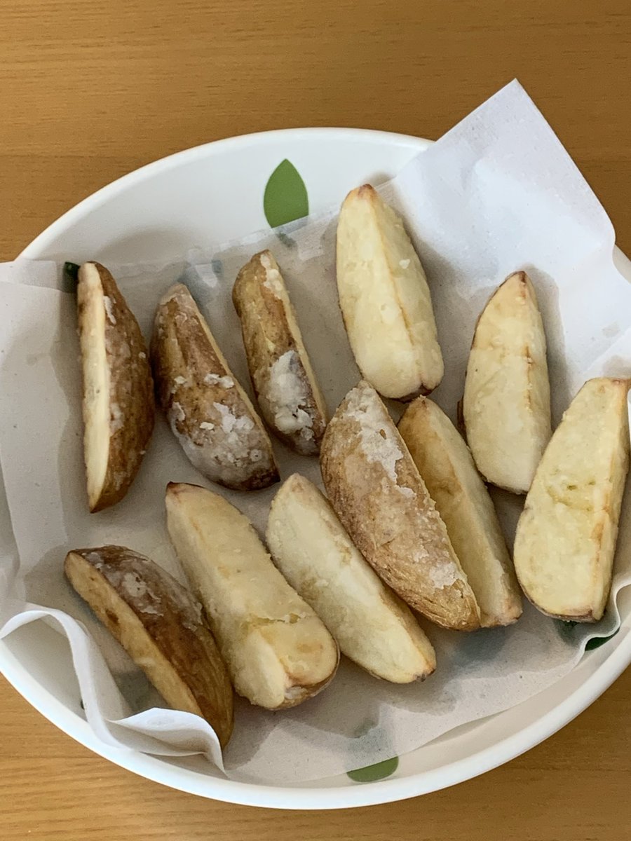 humituki_gh's tweet photo. 友達からもらったじゃがいもでポテトを揚げたんですが、片栗粉つけすぎました…。でも住民さんは美味しいと食べてくれて、嬉しかったです。わたしももちろん食べてます。 https://t.co/SBcsiHc5bz