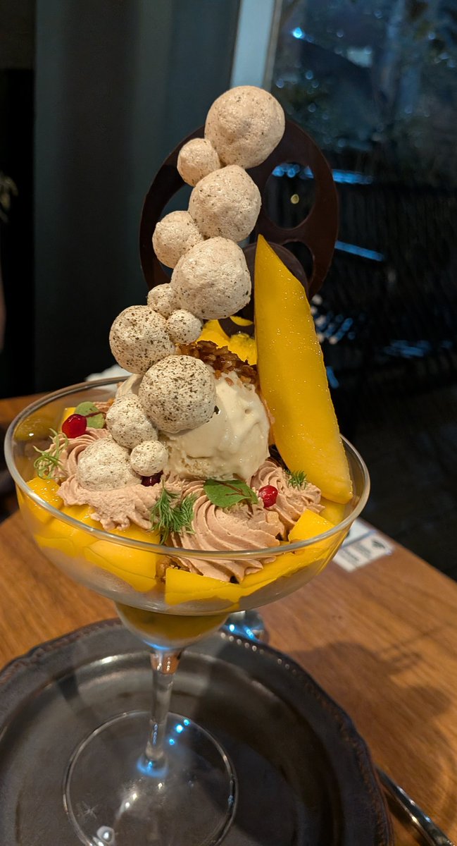 palette_magic_'s tweet photo. よるぱふぇ食った！！！！3000円ぐらいした！！！！ https://t.co/jeQh7BsyFw